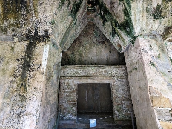 Intérieur du temple du Soleil avec d’énormes blocs de pierre au plafond