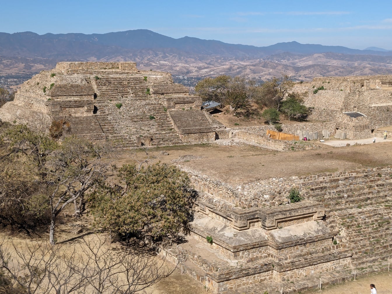 Pogled iz zraka na kamene piramide, poznata turistička atrakcija u Meksiku