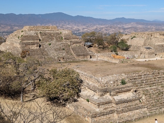 Meksika’daki ünlü turistik cazibe merkezi olan taş piramitlerin havadan görünümü