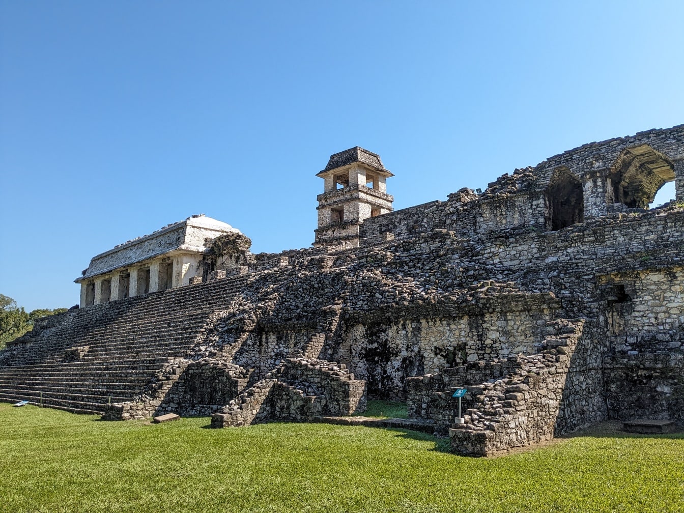 Reruntuhan batu Maya di taman nasional Palenque di Meksiko