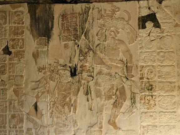 Antiche sculture murarie in pietra raffiguranti la civiltà Maya in Messico, America centrale