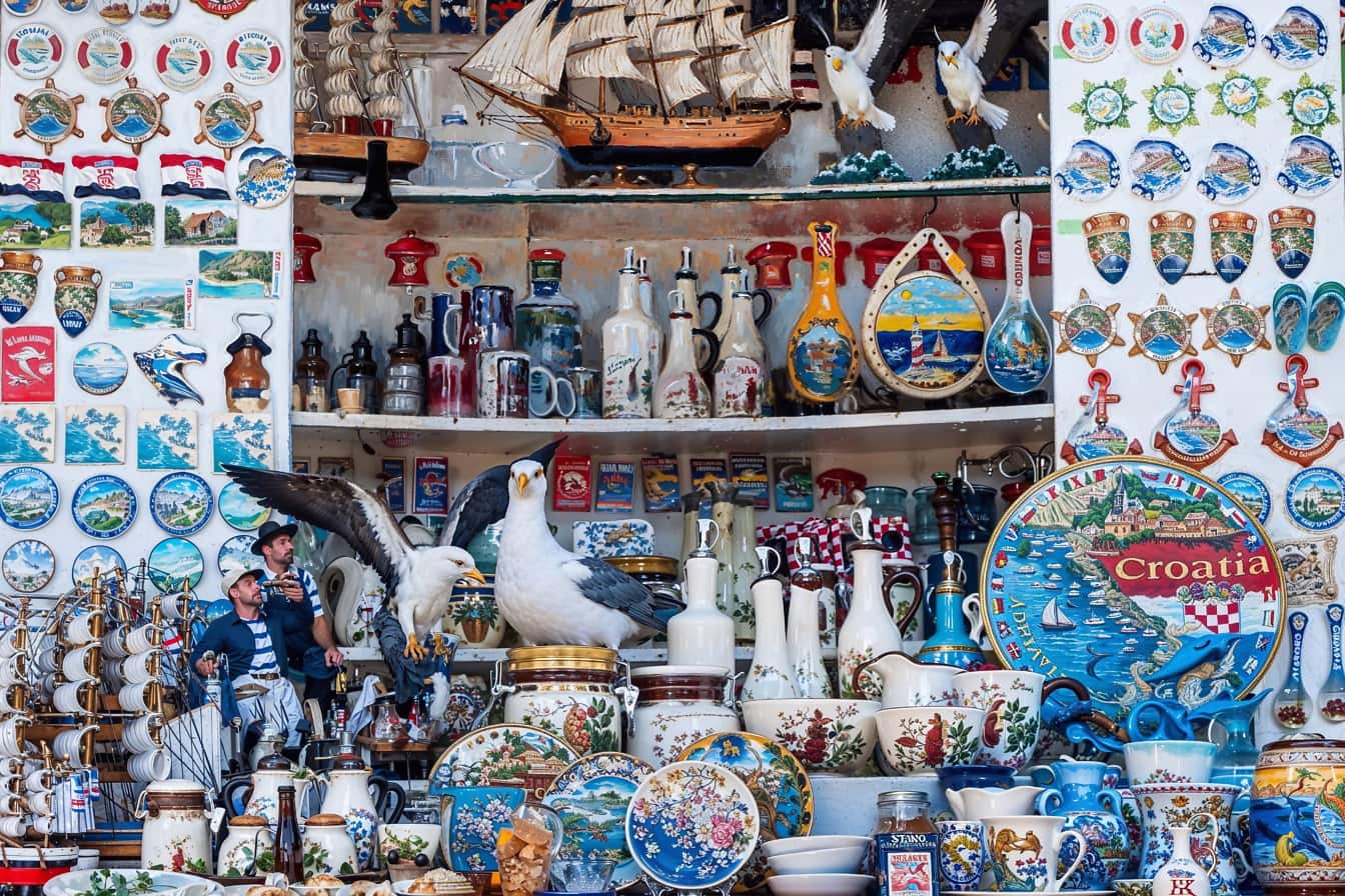 Kiosk med souvenirer och memorabilia från Kroatien