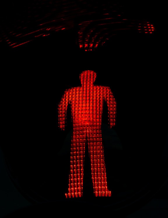Piros szemafor fény egy álló személy szimbólumával