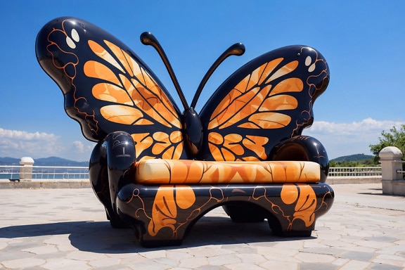 Скамейка в форме бабочки, место для отдыха на террасе в Хорватии