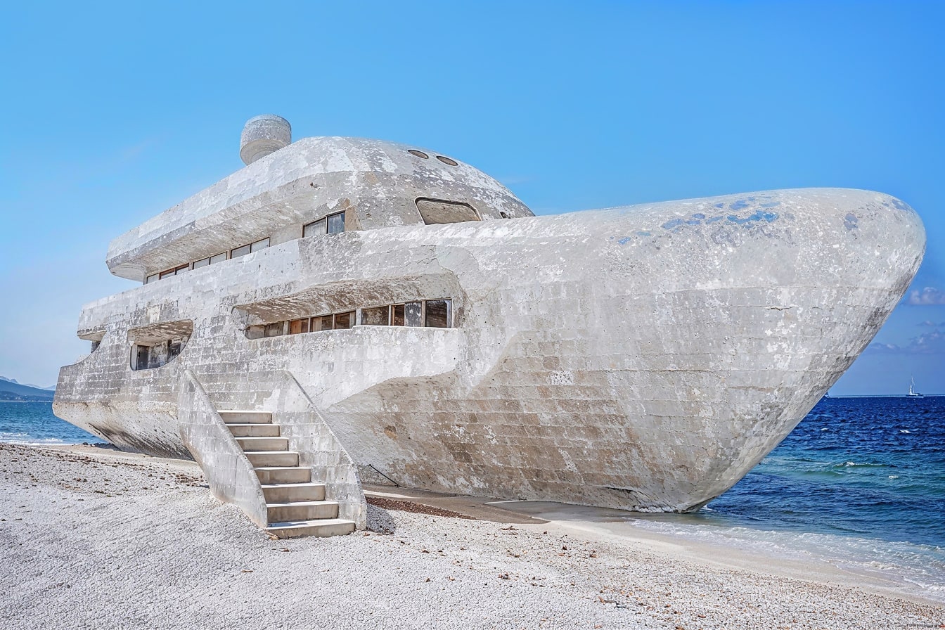 Groot concreet beeldhouwwerk van jacht op een strand in Kroatië