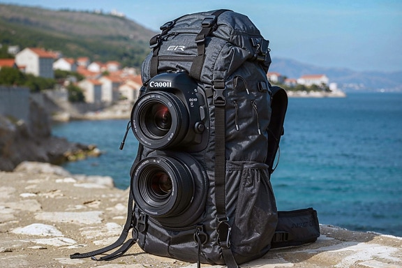 Reiserucksack in Form einer Digitalkamera mit zwei Objektiven