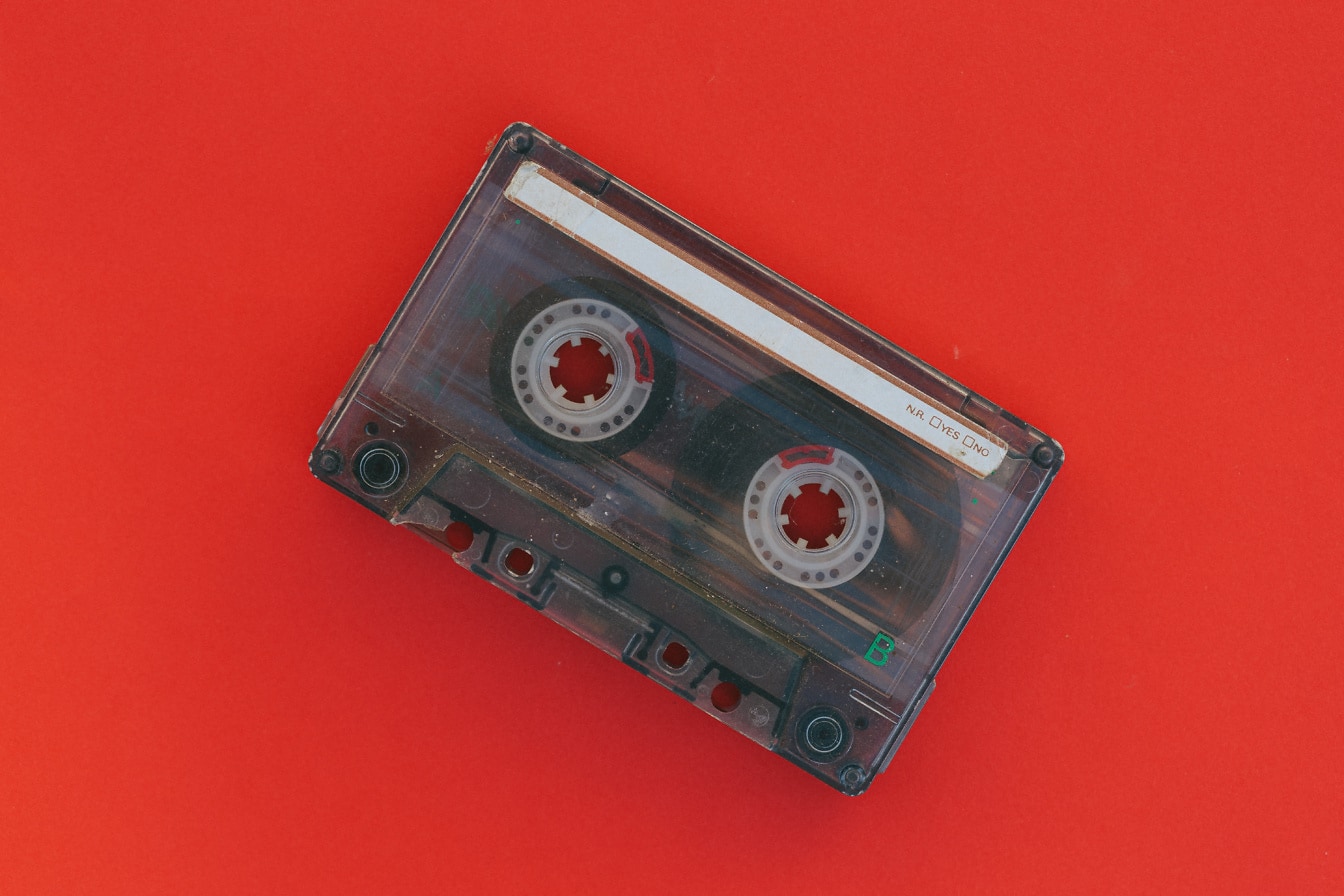 Kırmızı bir arka plan üzerinde eski müzik kaseti