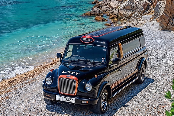 Čierne auto v štýle londýnskeho taxíka zaparkované na skalnatej pláži
