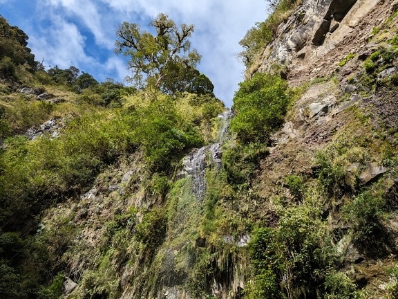 Malý vodopád na útese v Strednej Amerike