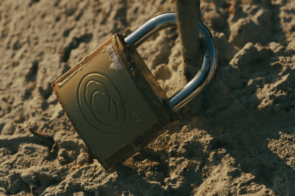 ใช้แม่กุญแจเหล็กบนทราย