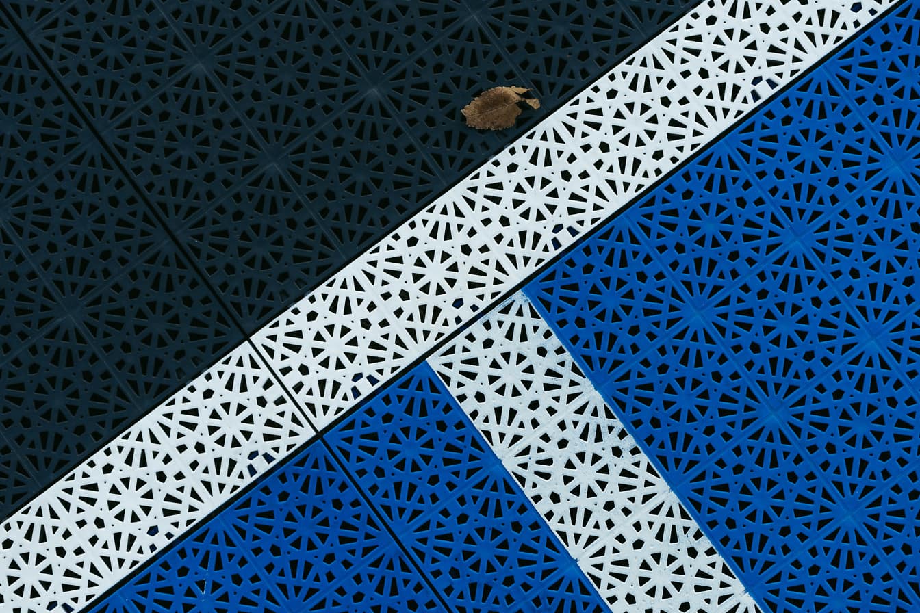 아라베스크 스타일의 기하학적 패턴이 있는 플라스틱 바닥재의 질감
