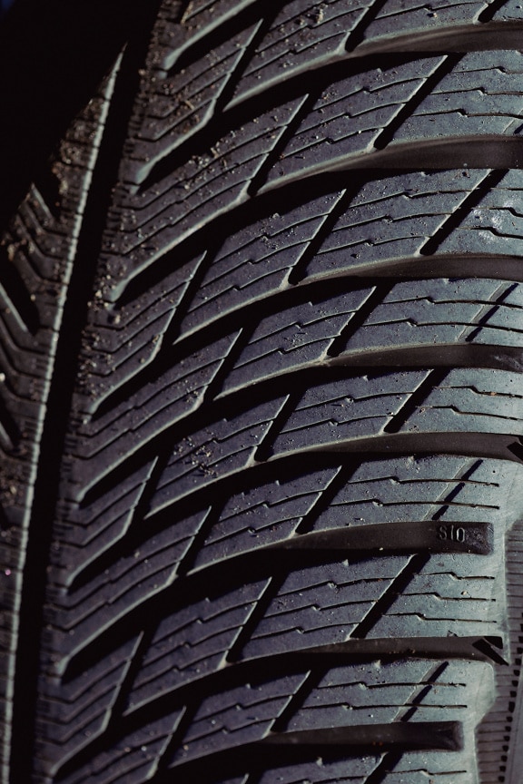 Detailný záber textúry gumy na pneumatike automobilu
