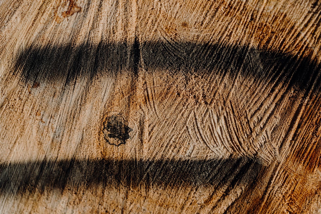 粗糙的木质表面的纹理，带有用电锯切割的痕迹