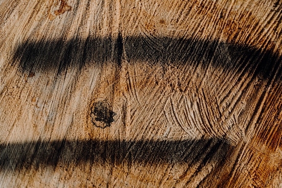 Consistenza della superficie del legno ruvido con tracce di taglio con una motosega