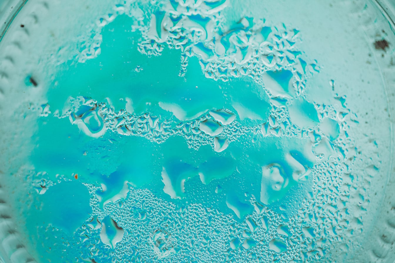 Cam kavanozun dibinde buzlu su damlacıklarının yoğunlaşma dokusu