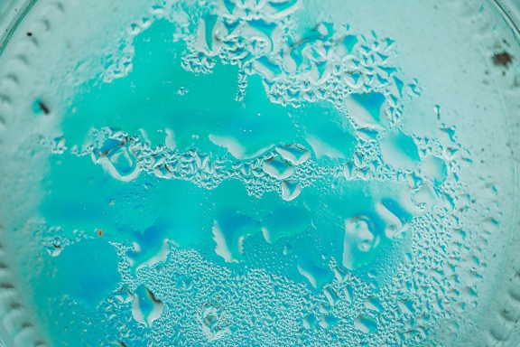 Tekstura kondenzacije hladnih kapljica vode na dnu staklene posude