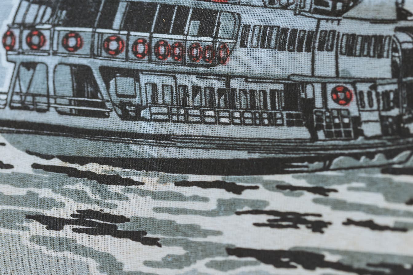Detailní fotografie bavlněné látky s ilustrací lodi