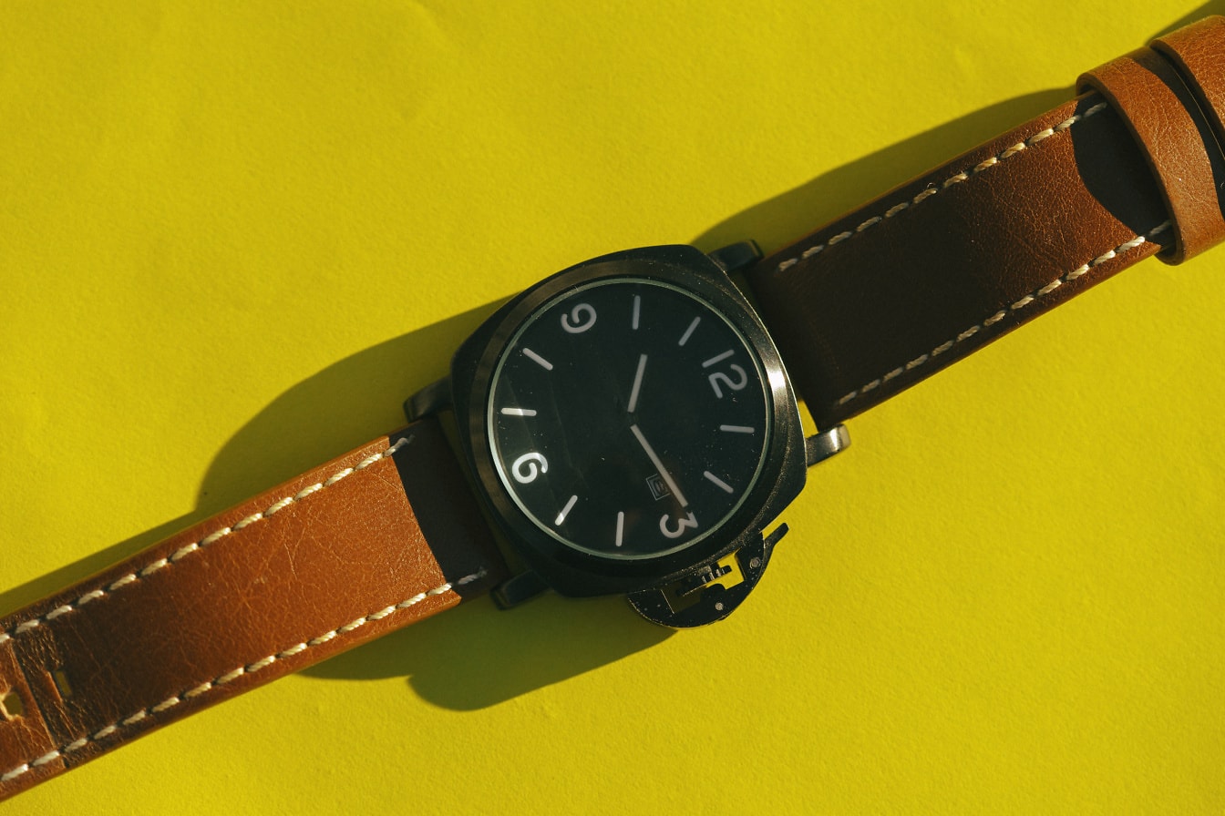 Moderne analoge Armbanduhr mit braunen Lederarmbändern
