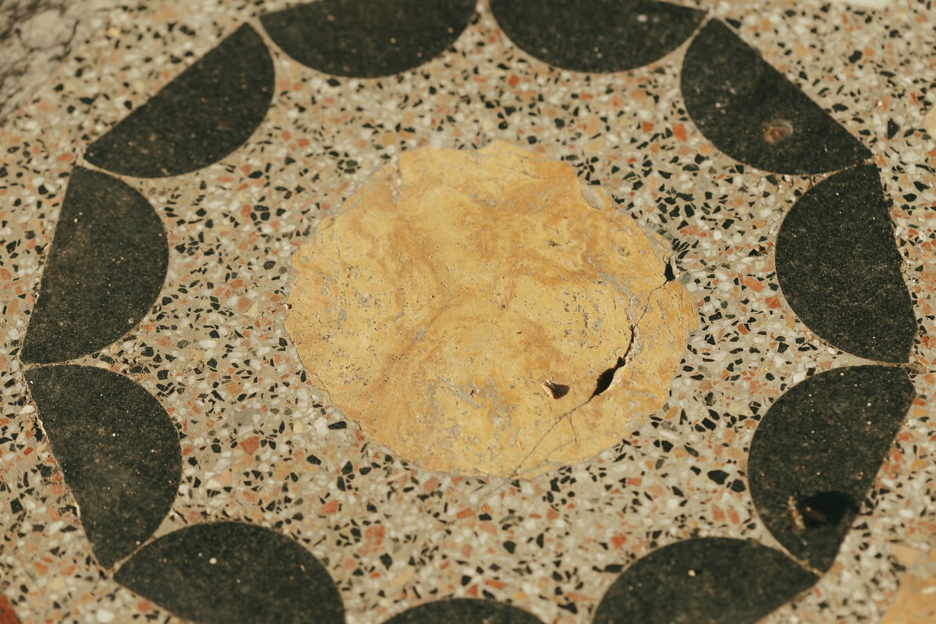 Prim-plan al unei podele de marmură cu mozaic pe ea