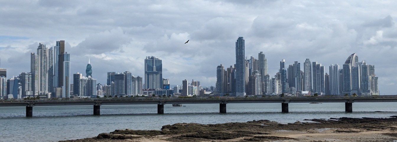 Cầu bắc qua vịnh với toàn cảnh Thành phố Panama ở hậu cảnh