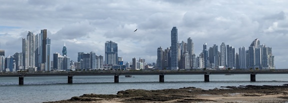 Arka planda Panama Şehri panoraması ile körfez üzerinde köprü