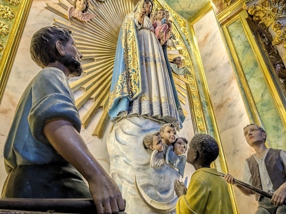 Jumalanäidin patsas Jeesus-lapsen kanssa kirkon alttarilla