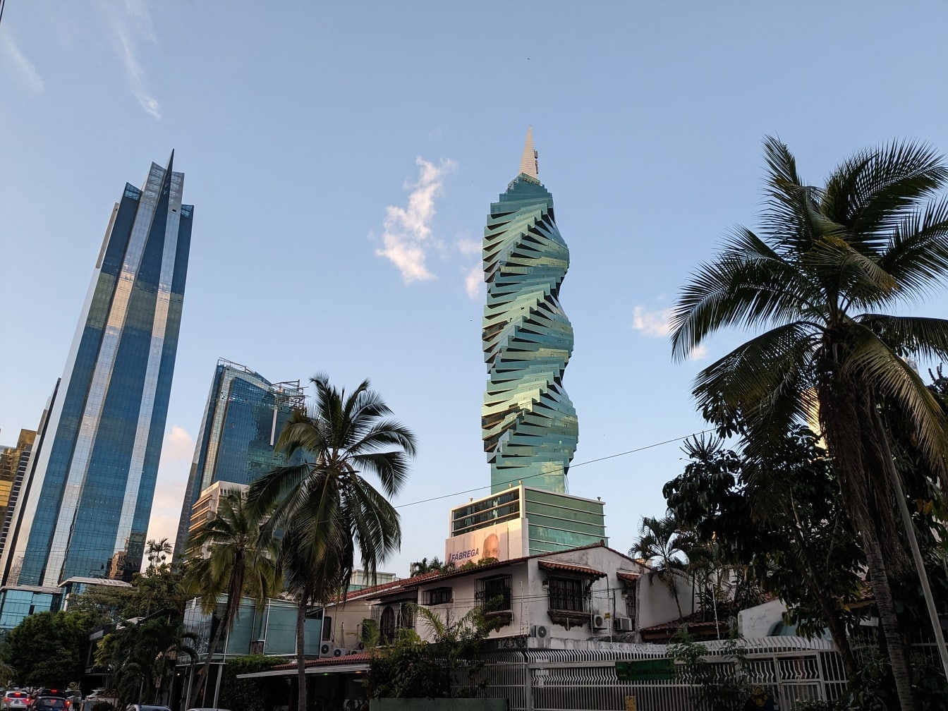 Πύργος F&F με σπειροειδή κορυφή στο κέντρο της πόλης του Παναμά