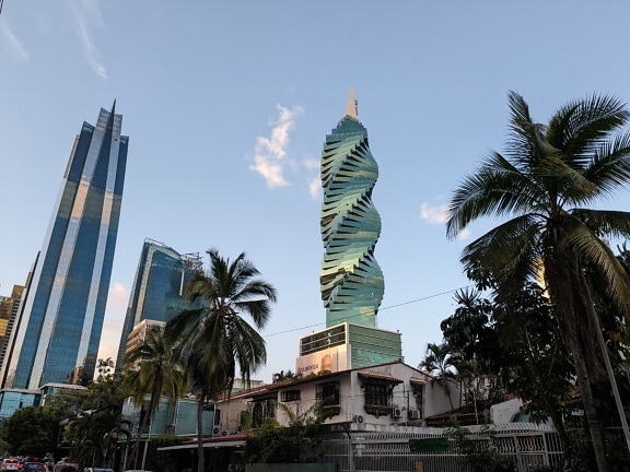F & F Tower dengan puncak berbentuk spiral di pusat kota Panama