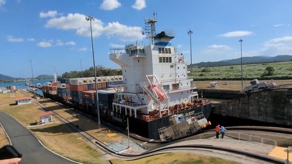 Vrachtschip in een sluis van het Kanaal van Panama