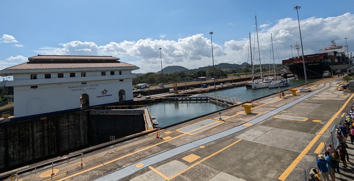 パナマ運河の水門に浮かぶ大型貨物船