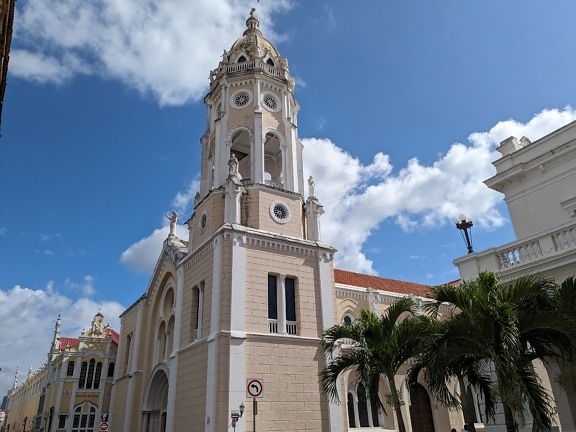 Kerk van heilige Franciscus van Assisi in Panama-Stad met een klokkentoren
