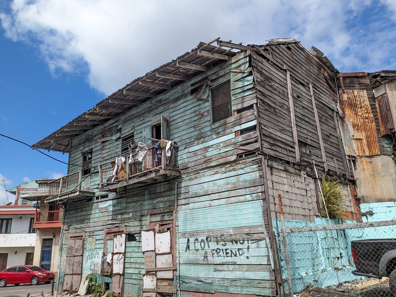 Régi elhagyott ház graffitivel az oldalán a város szegény kerületében
