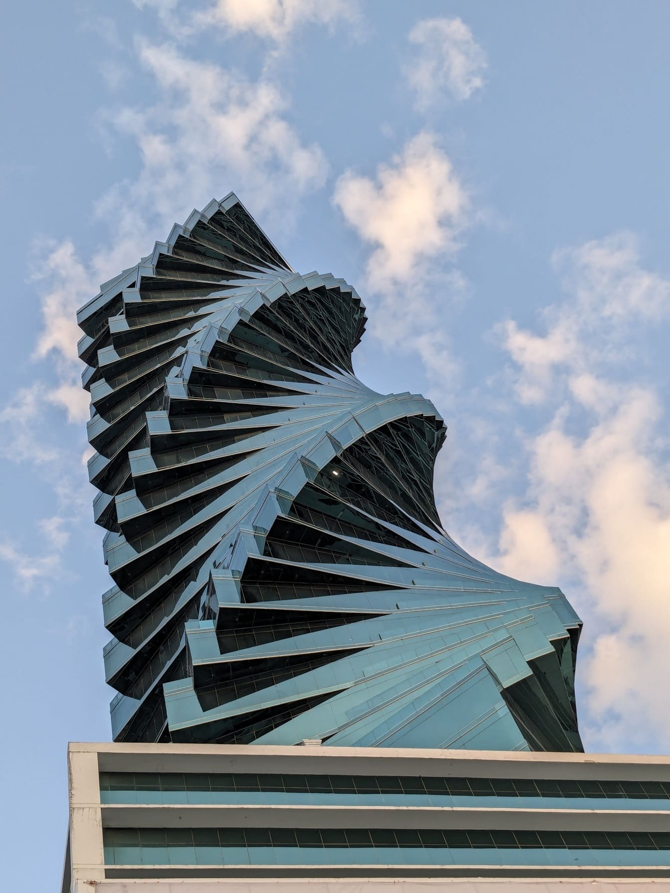 F&F Tower i Panama by med spiralkonstruktion med blå himmel