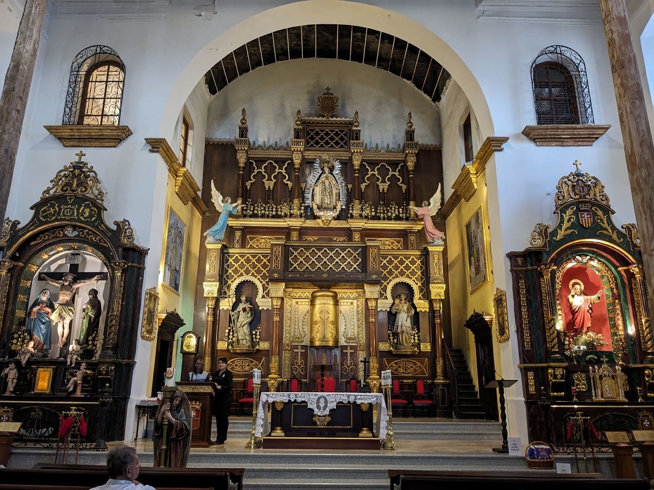 Az irgalmasság katolikus templomának belseje egy nagy oltárral