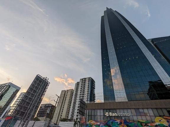 En köpcentrumbyggnad i centrum av Panama City