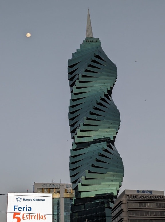 De wolkenkrabber van de Toren van F&F in Panama-Stad met een spiraalvormige structuur