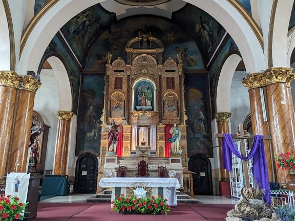 Interiør af kirken Santa Ana i Panama City med alter