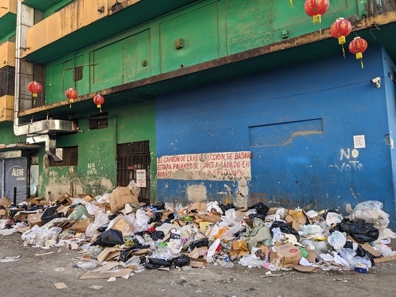 Uma pilha de lixo em frente a um prédio em Chinatown