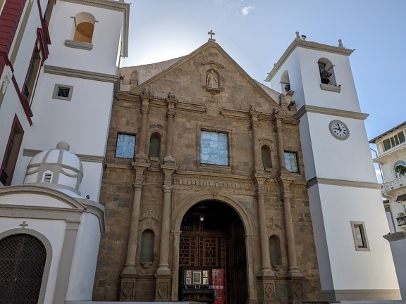 Gevel van de kerk van Barmhartigheid in Panama City
