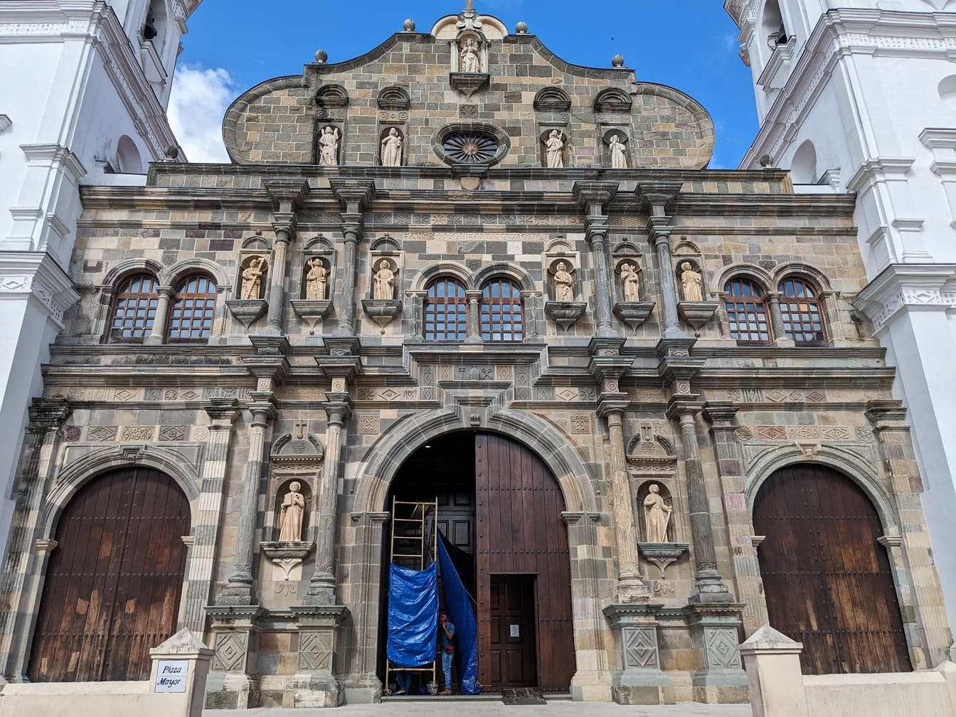 Bazilika metropolitnej katedrály Santa Maria v Paname s lešením vo dverách