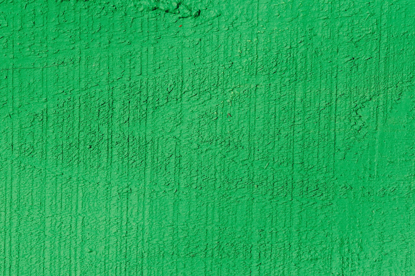 Vernice verde vivido su una superficie di legno ruvida