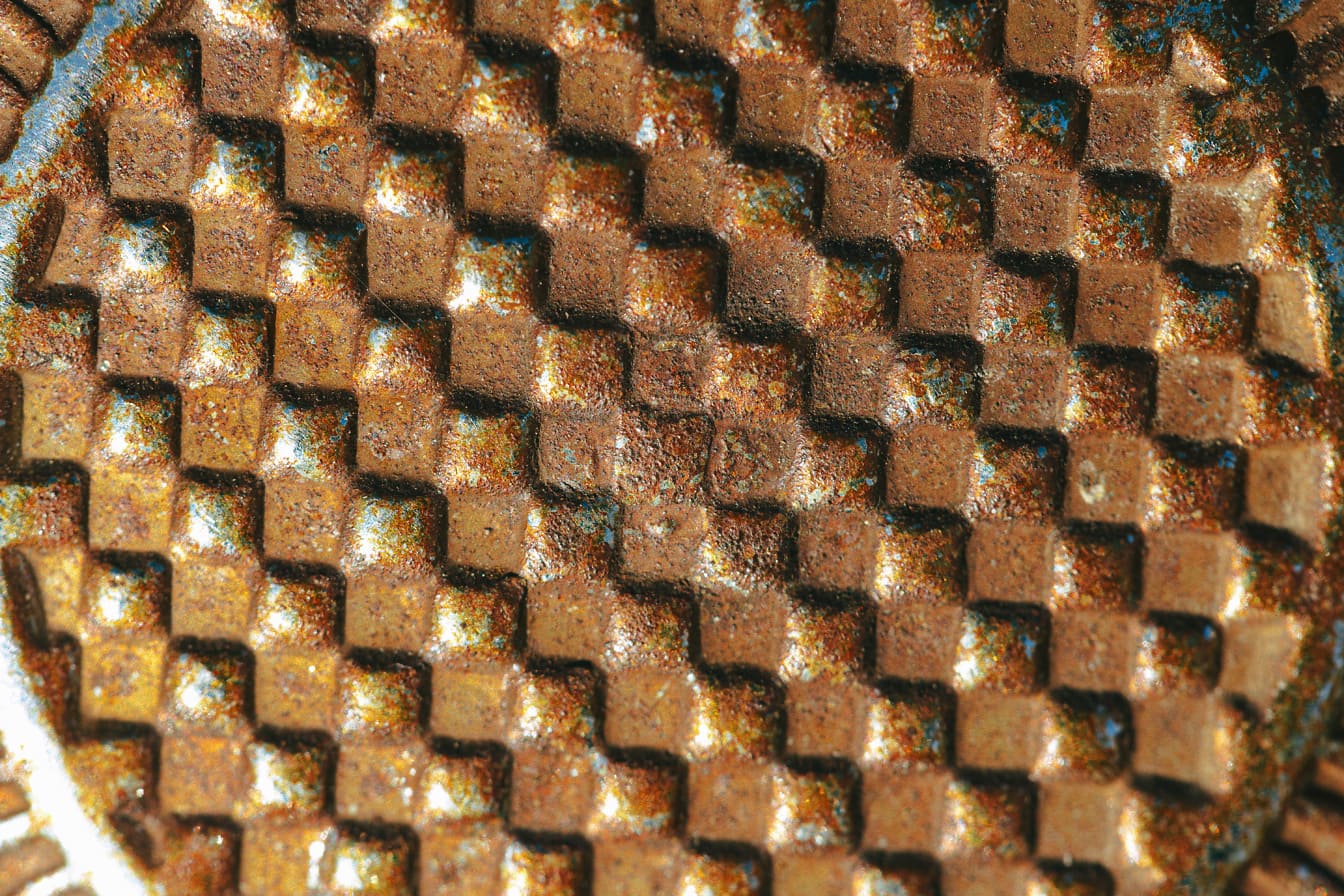 Rusten metaloverflade med geometrisk firkantet mønster