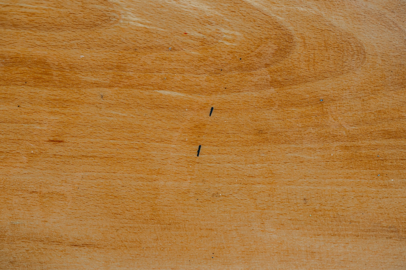 Tekstura jasnobrązowej powierzchni drewna z bejcami