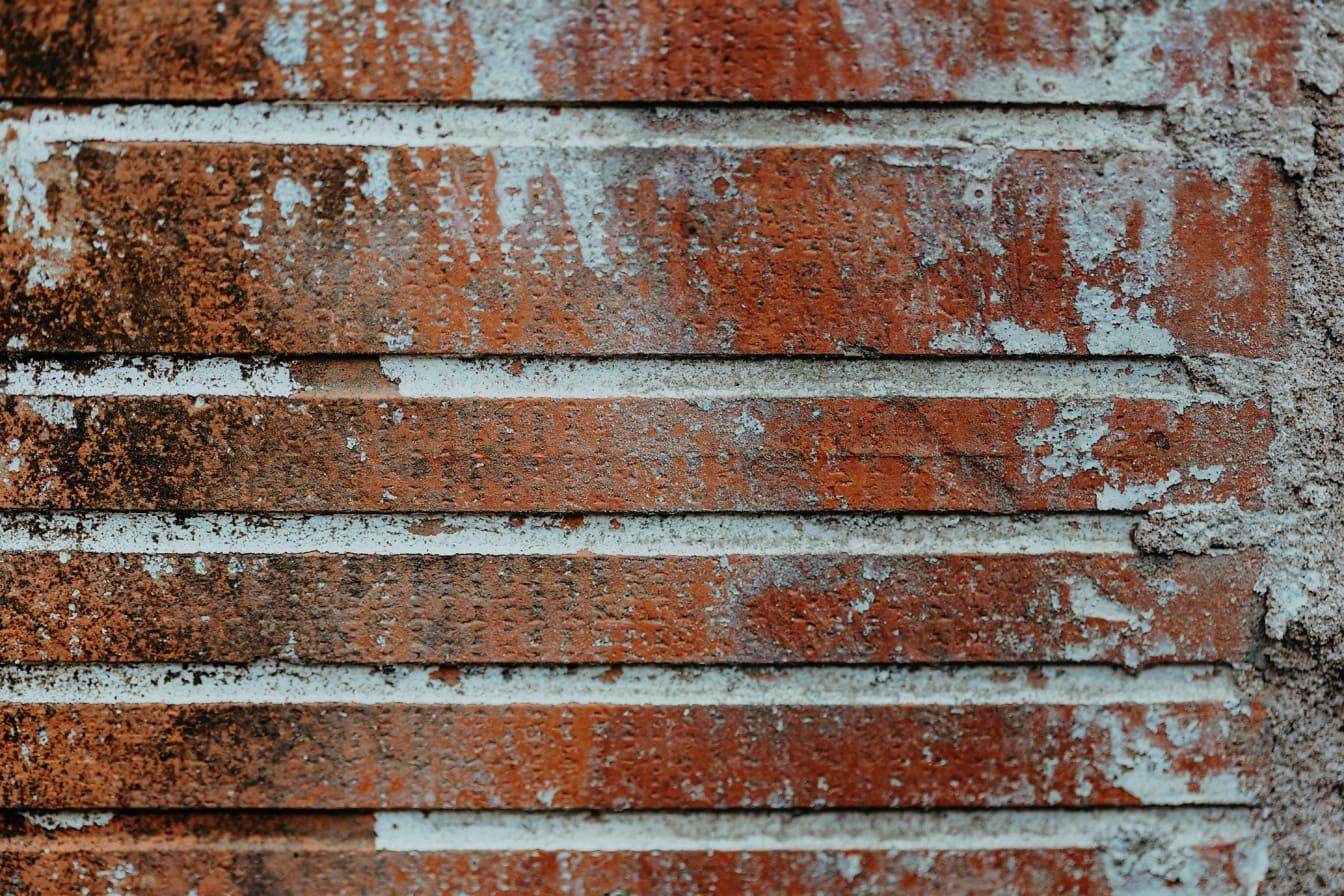 Textur von Terrakotta-Ziegeln mit horizontalen Linien und schmutzigem Zement