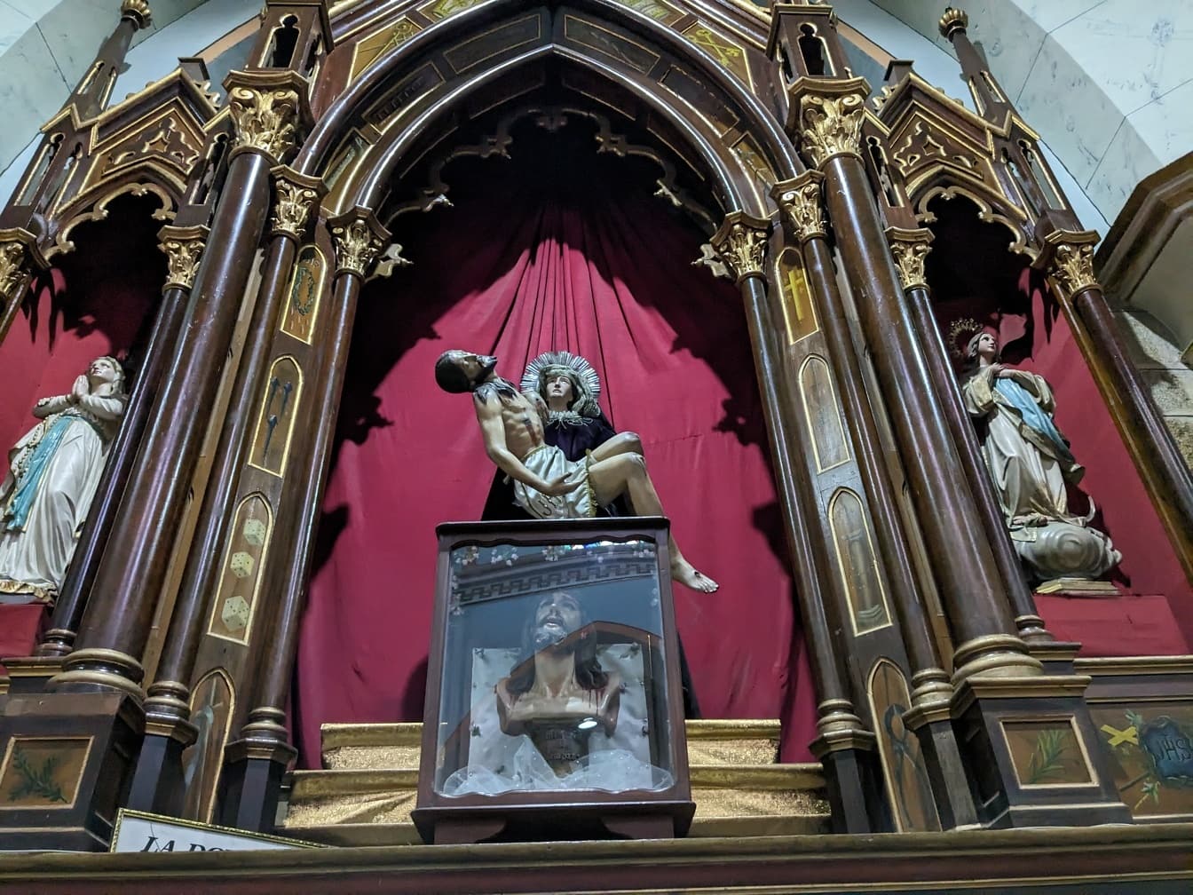 Estatua de Jesucristo en una iglesia católica latinoamericana
