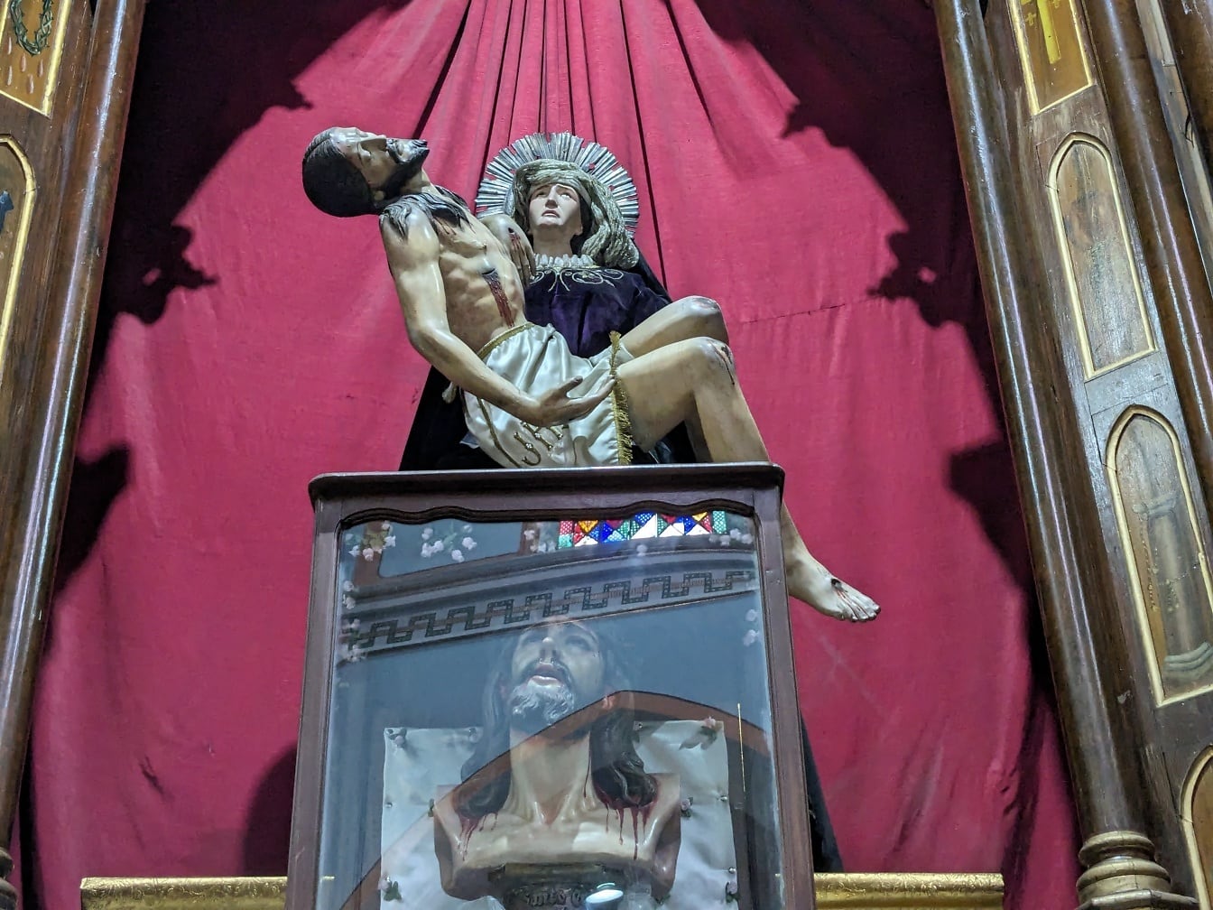 Statua della Vergine Maria che tiene in mano il corpo risorto di Gesù Cristo
