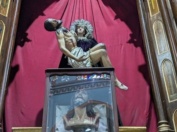 Estatua de la Virgen María sosteniendo el cuerpo resucitado de Jesucristo