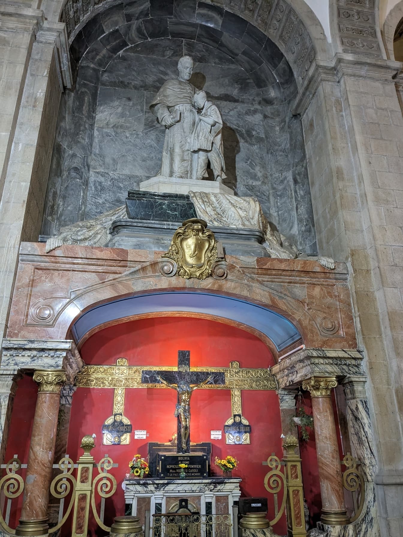 Szent és gyermek szobra egy latin-amerikai templomban