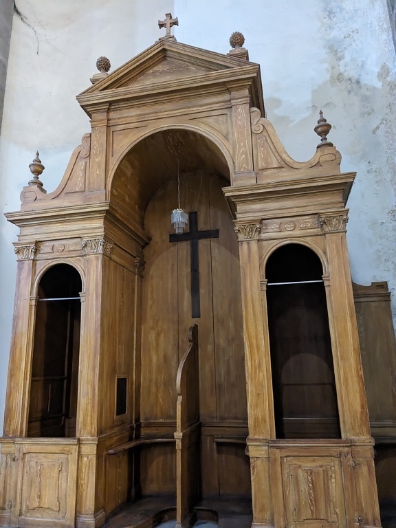 Drewniany konfesjonał w kościele katolickim
