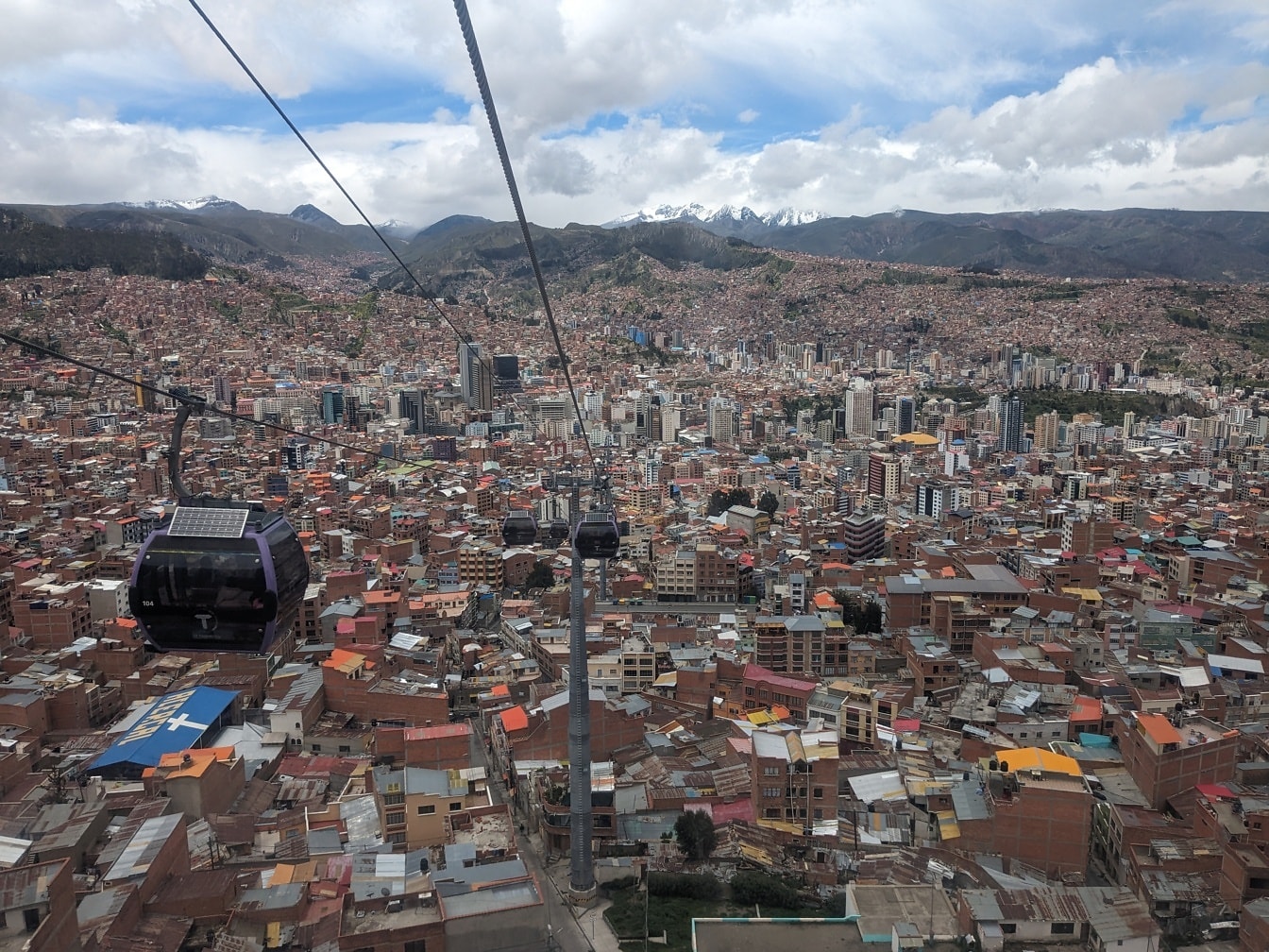 볼리비아의 라파스 도시 위의 케이블카